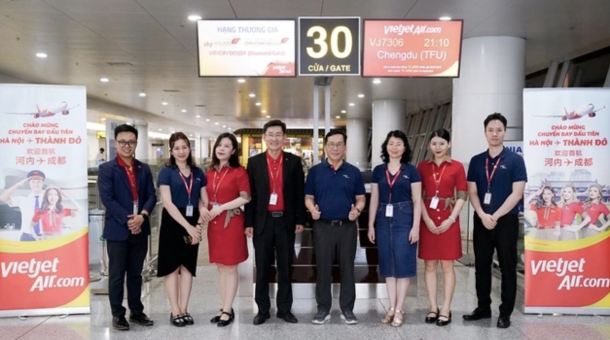 Vietjet's leaders welcome passengers from Chengdu at Noi Bai International Airport (Photo: thanhnien.vn)