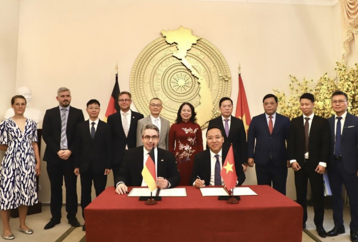 Vietnamese Deputy Minister of Industry and Trade Nguyen Hoang Long (front, right) and Parliamentary State Secretary at the German Ministry for Economic Affairs and Energy Stefan Rouenhoff signed the joint declaration in the presence of Vice State President Vo Thi Anh Xuan (standing, sixth from left). (Photo: VNA)