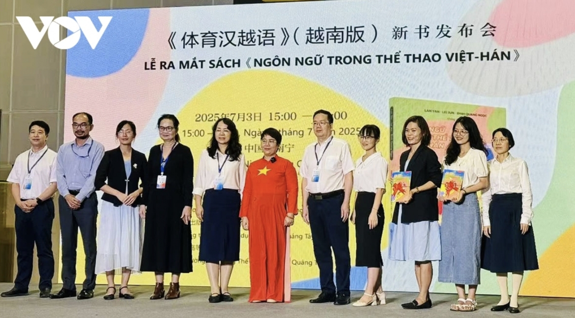 At the launch of the bilingual Vietnamese–Chinese sports textbook