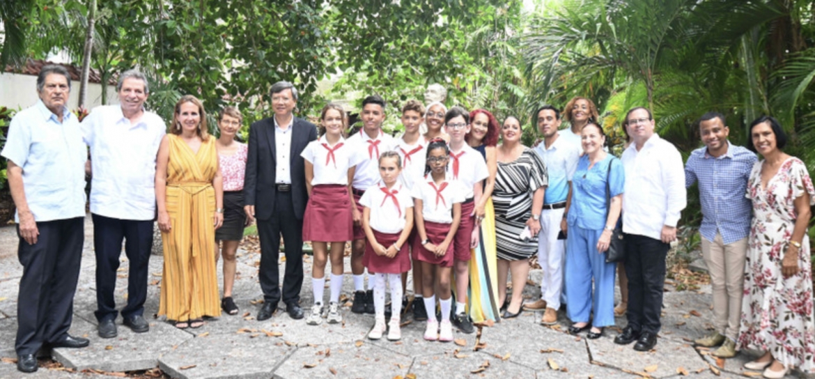 Vietnamese and Cuban delegates and the contest's winners (Photo: VNA)
