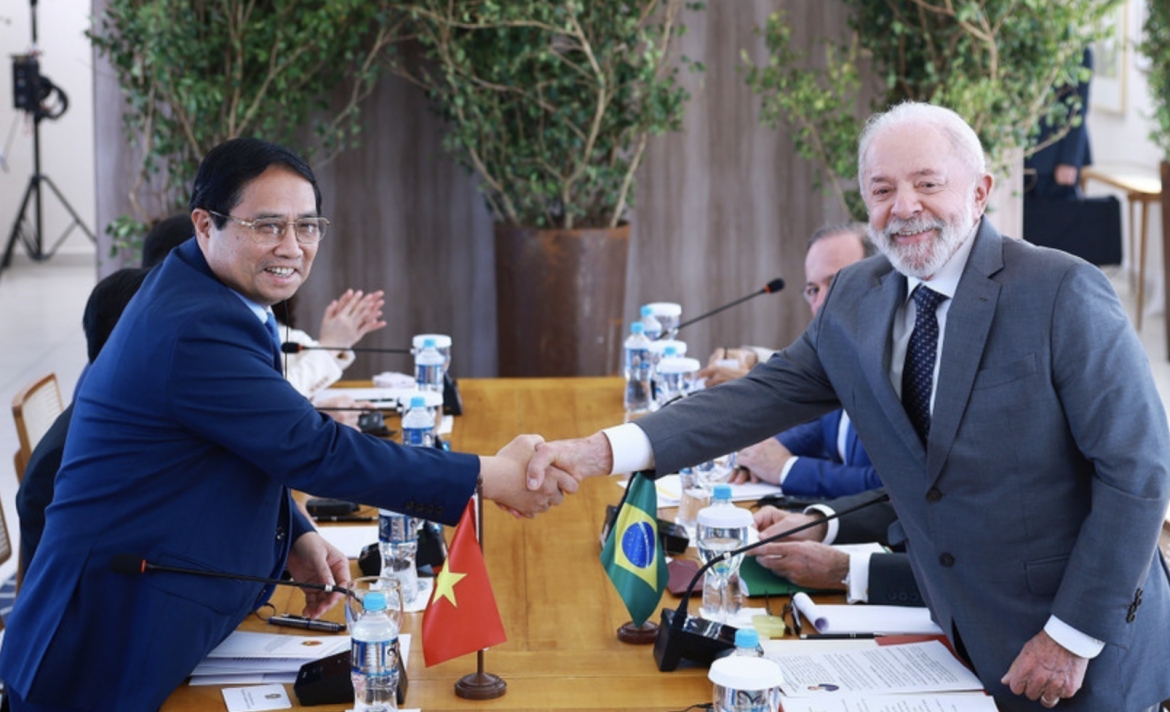Vietnamese Prime Minister Pham Minh Chinh (L) holds talks with Brazilian President Luiz Inacio Lula da Silva. (Photo: VNA)