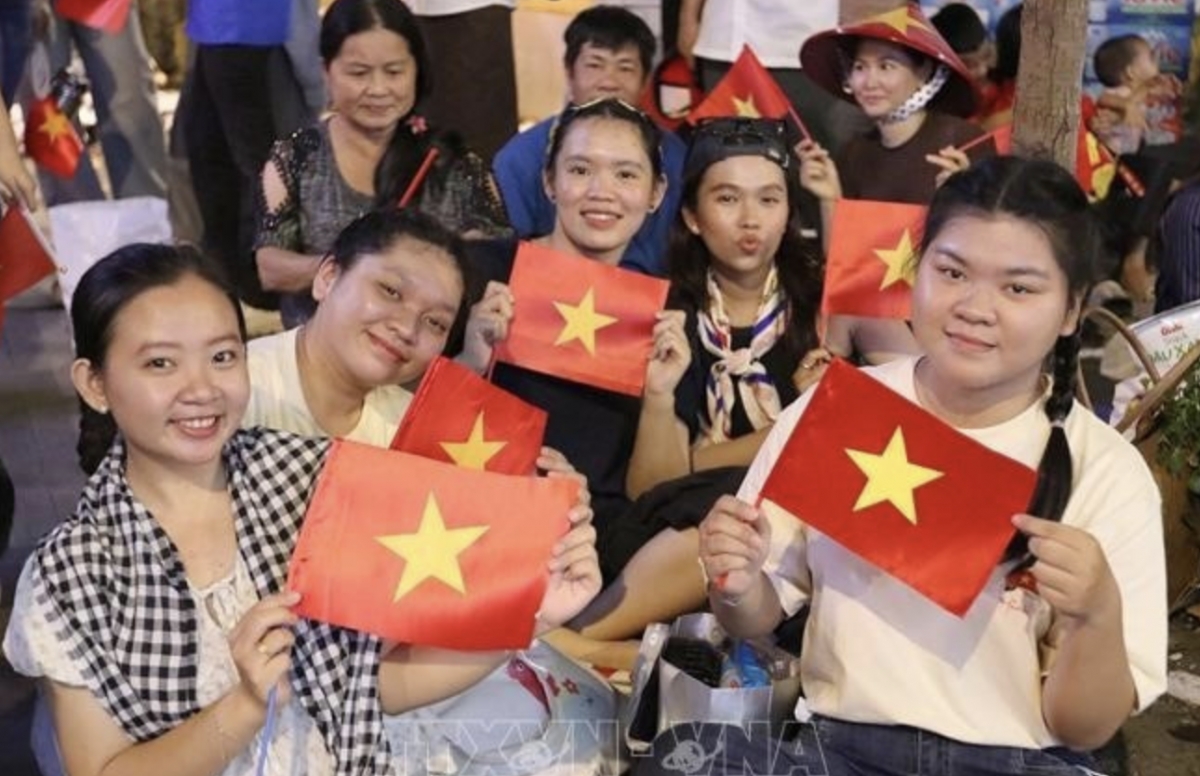 People from Ho Chi Minh City and neighbouring provinces gather on the sidewalks of Nam Ky Khoi Nghia street (District 3) to wait for the parade commemorating the 50th anniversary of the Liberation of the South and National Reunification (April 30, 1975 – 2025). Illustrative image (Photo: VNA)