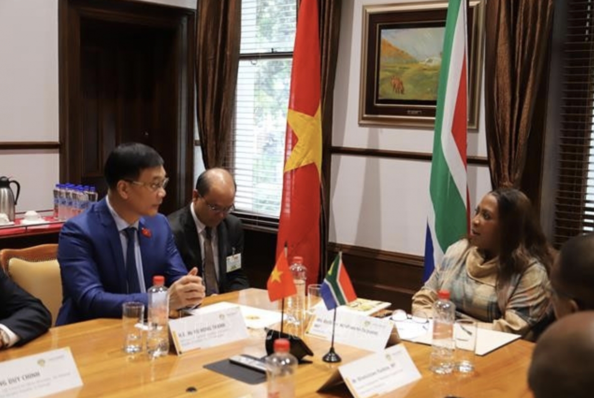 National Assembly (NA) Vice Chairman Vu Hong Thanh meets with Chairperson of the National Council of Provinces Refilwe Mtshweni-Tsipane. (Photo: VNA)