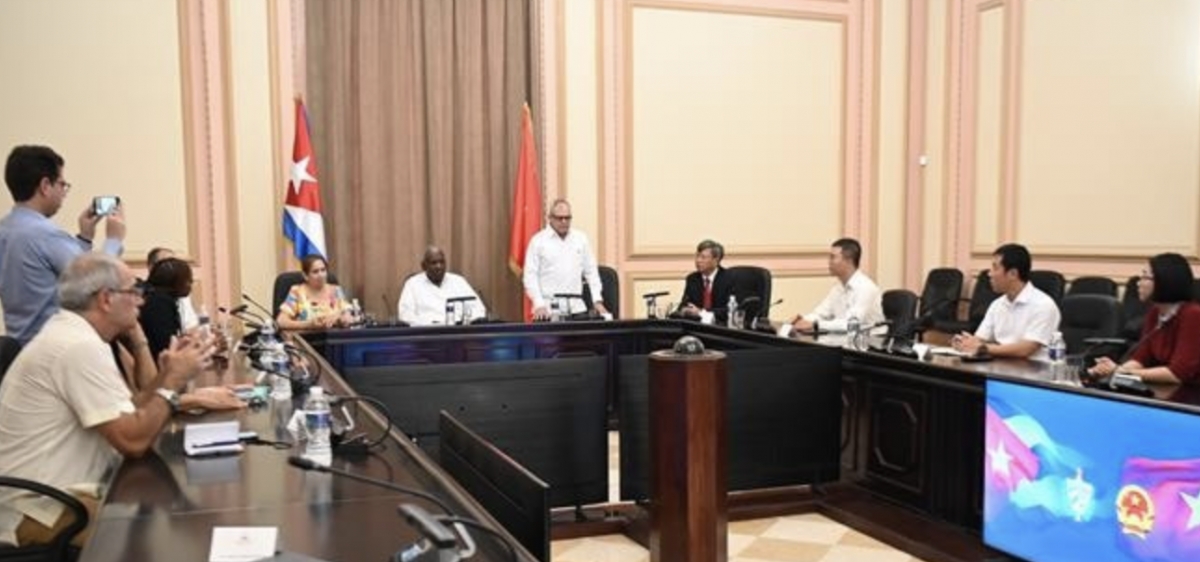 An overview of the handover ceremony of information and technical equipment presented by Vietnam’s legislature to support the installation of a virtual meeting room in Havana. (Photo: VNA)