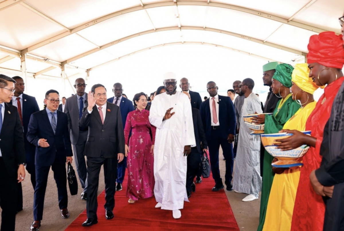 Senegalese National Assembly President El Malick Ndiaye welcomes Vietnamese National Assembly Chairman Tran Thanh Man and his spouse Nguyen Thi Thanh Nga at Blaise Diagne International Airport in Dakar. (Photo: VNA)