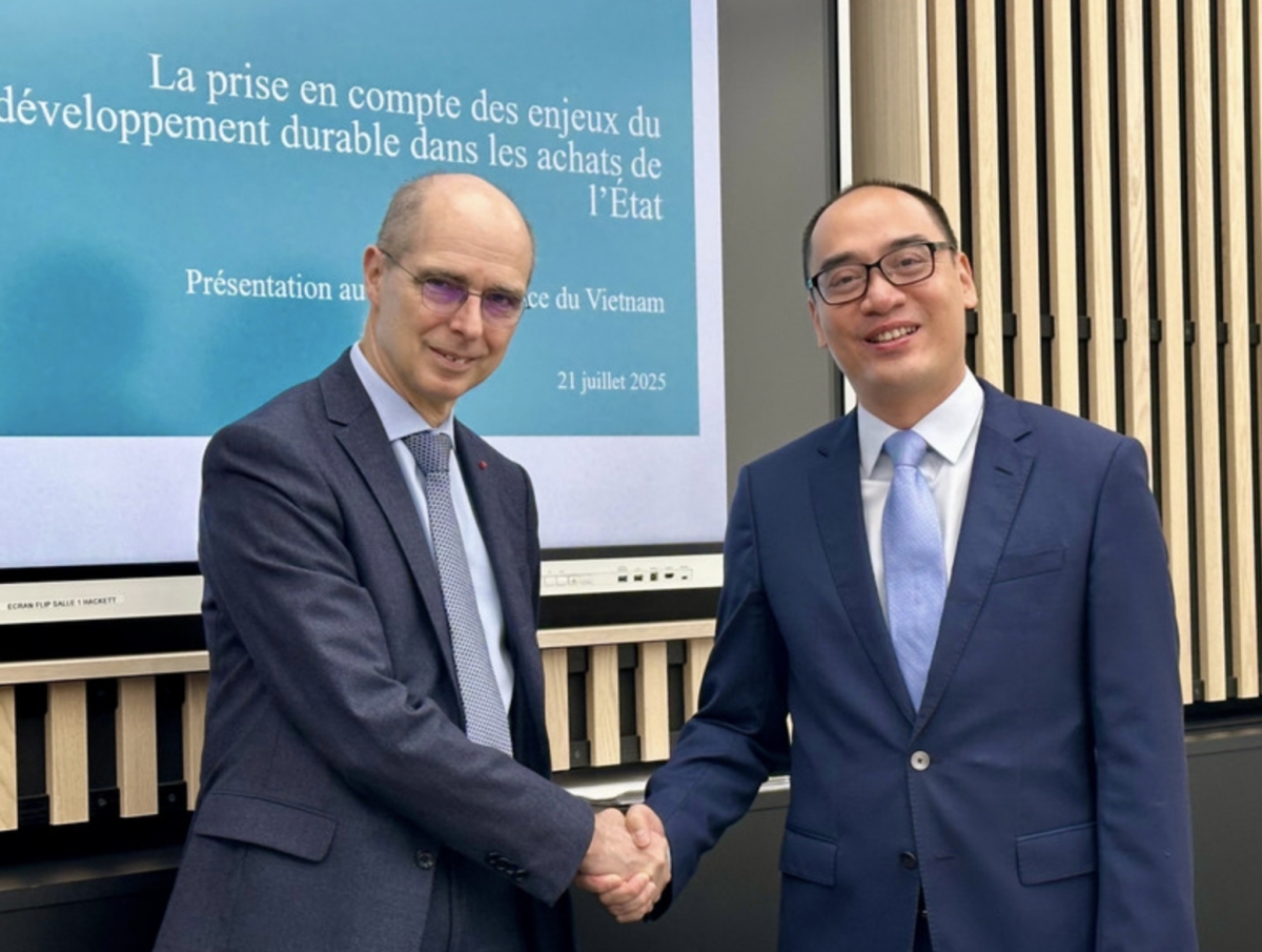 Jean-Yves Bertucci, President of the Court’s Litigation Chamber (left) and Deputy Auditor General the State Audit Office of Vietnam Bui Quoc Dung. (Photo: VNA)