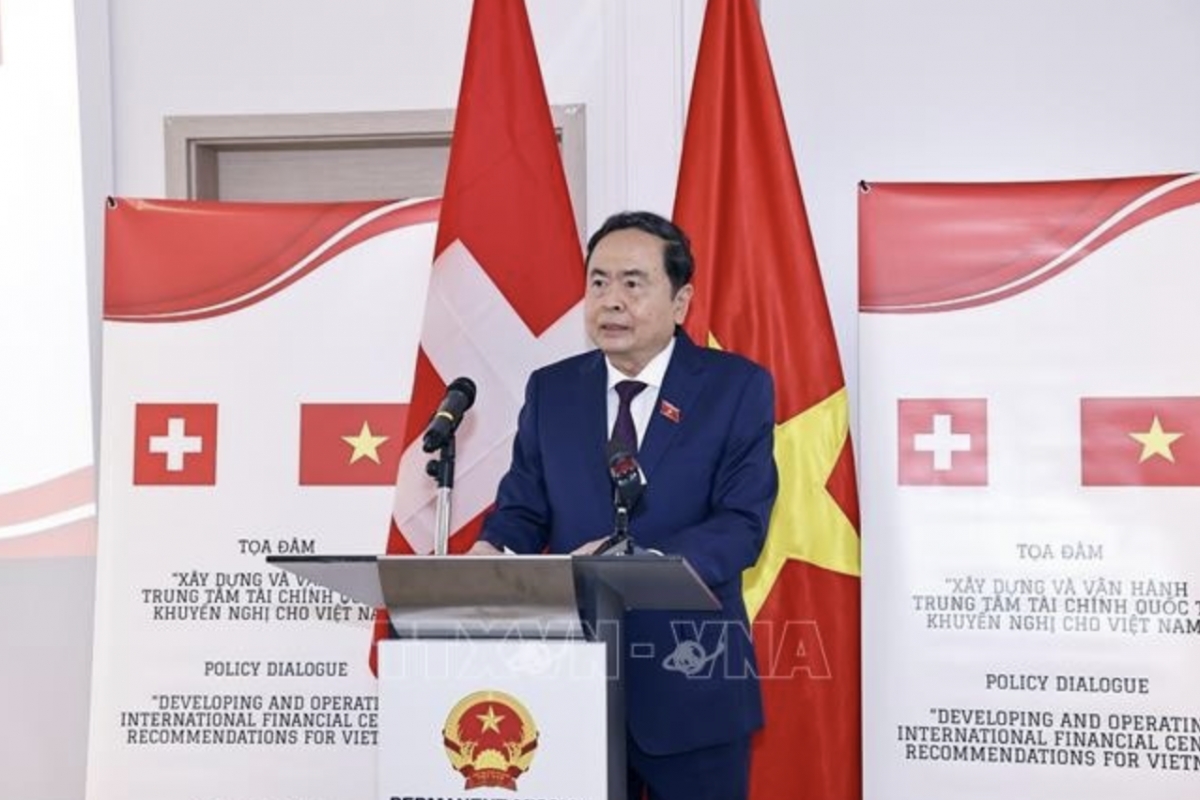 Chairman of the National Assembly Tran Thanh Man addresses a seminar on the development and operation of international financial centres in Switzerland, on July 28, 2025. (Photo: VNA)