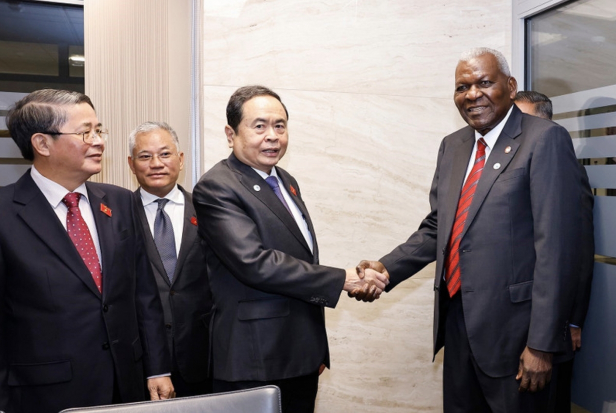 Chairman of the National Assembly Tran Thanh Man (second from left) shakes hands with President of the National Assembly of People’s Power of Cuba Esteban Lazo. (Photo: VNA)