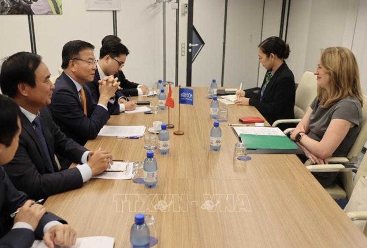 Deputy Prime Minister Le Thanh Long (second, left) meets with Amy Pope, Director General of the International Organisation for Migration on July 30. (Photo: VNA)
