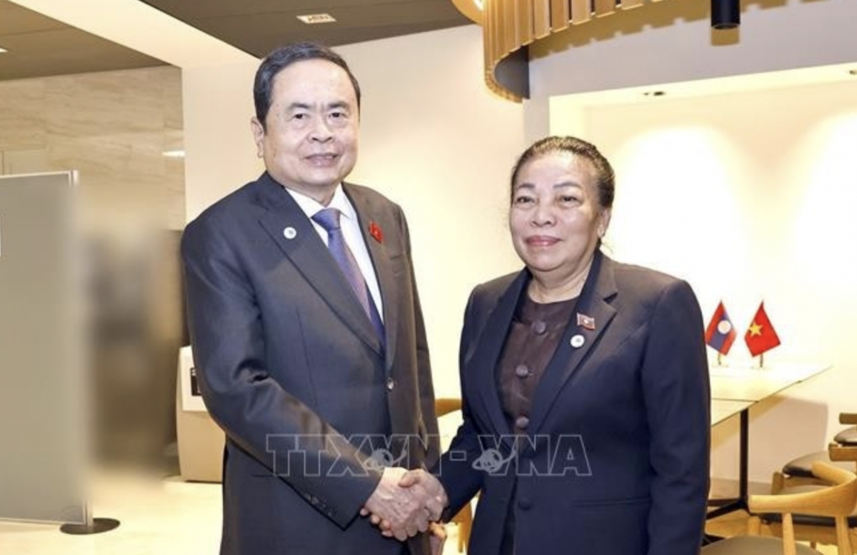 NA Chairman Tran Thanh Man (L) receives Vice President of the Lao NA Sounthone Xayachack on July 30. (Photo: VNA)