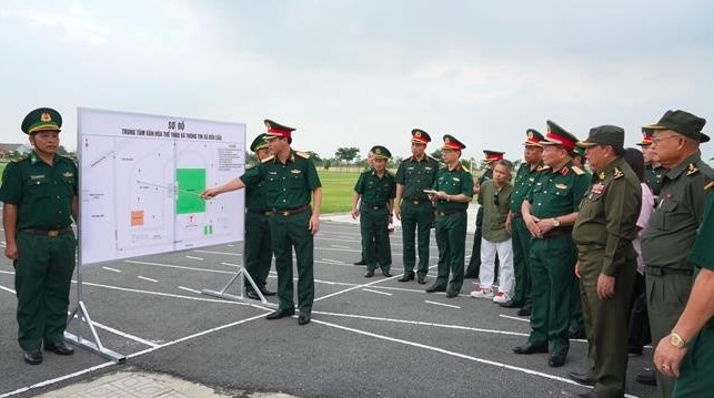 Leaders of the Tay Ninh provincial Border Guard Command report the National Defence Ministry's delegation plans to organise the Vietnam-Cambodia Border Defence Friendship Exchange. (Photo: VNA)