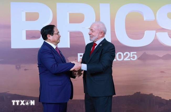 Brazilian President Lula da Silva welcomes Prime Minister Pham Minh Chinh. (Photo: VNA)