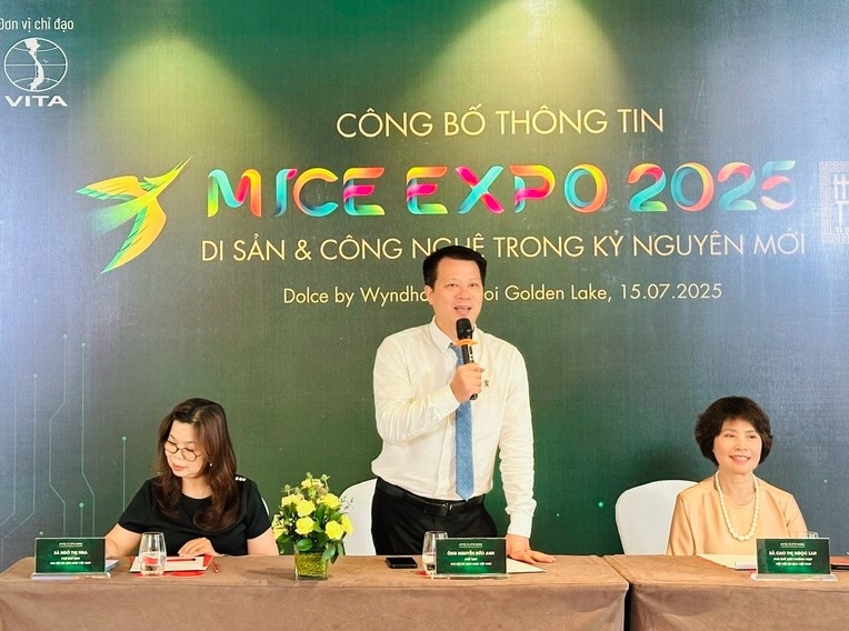 Nguyen Duc Anh, chairman of the Vietnam MICE Tourism Club, addresses the event (Photo: VGP)