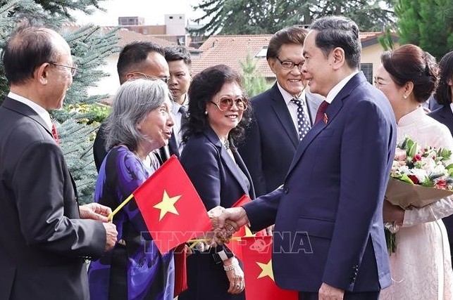 National Assembly (NA) Chairman Tran Thanh Man and his spouse Nguyen Thi Thanh Nga meet with staff from Vietnamese representative offices in Switzerland on July 27 in Geneva. (Photo: VNA)
