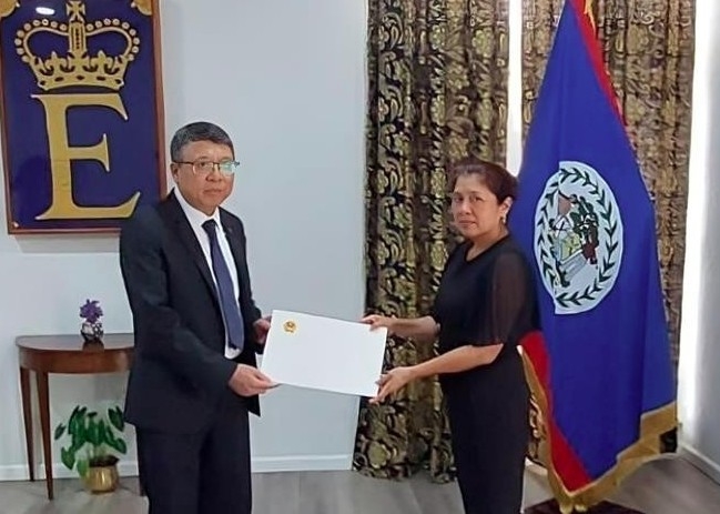 Vietnamese Ambassador to Mexico and Belize Nguyen Van Hai (L) presents his letter of credentials to Governor-General of Belize Dame Froyla Tzalam at a ceremony on July 14. (Photo: VNA)