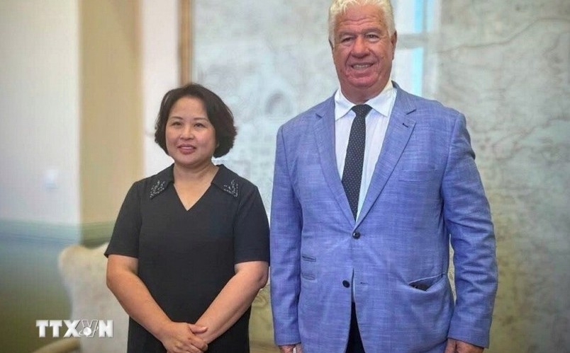 Ambassador Pham Thi Thu Huong meets with Ionian Islands Governor Yianis Trepeklis. (Photo: VNA)
