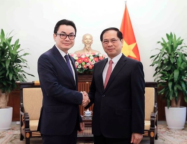 Deputy Prime Minister and Minister of Foreign Affairs Bui Thanh Son (R) and Secretary of State Ung Rachana from the Cambodian Ministry of Foreign Affairs and International Cooperation (Photo: VNA)