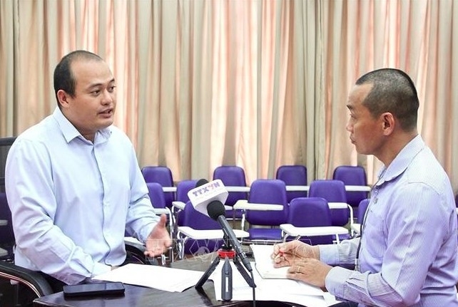 Thong Mengdavid (L), a regional geopolitical analyst and international security researcher at the Royal University of Phnom Penh’s Institute for International Studies and Public Policy, in an interview with the Vietnam News Agency (VNA)'s resident reporter in Phnom Penh. (Photo: VNA)