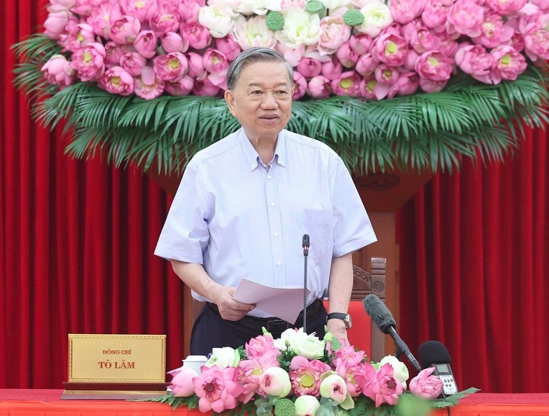 Party General Secretary To Lam speaks at the working session on July 30, discussing the draft documents to be submitted to the 14th National Party Congress. (Photo: VNA)