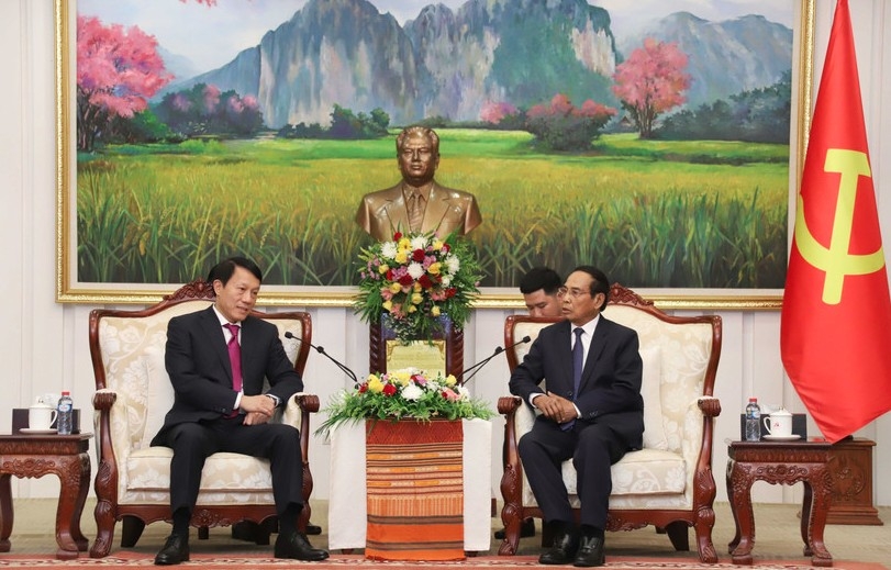 Politburo member, Permanent member of the Lao People’s Revolutionary Party (LPRP) Central Committee’s Secretariat, Vice President of Laos Bounthong Chitmani (right) receives Vietnamese Minister of Public Security General Luong Tam Quang. (Photo: VNA)