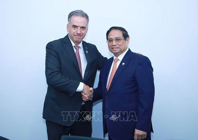 Prime Minister Pham Minh Chinh (R) meets with President of Uruguay on the sidelines of the expanded BRICS summit in Rio de Janeiro on July 7 (local time). (Photo: VNA)