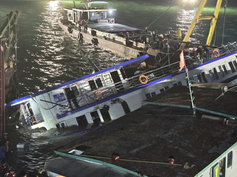 The capsized tourist boat in Quang Ninh is towed ashore. (Photo: VNA)