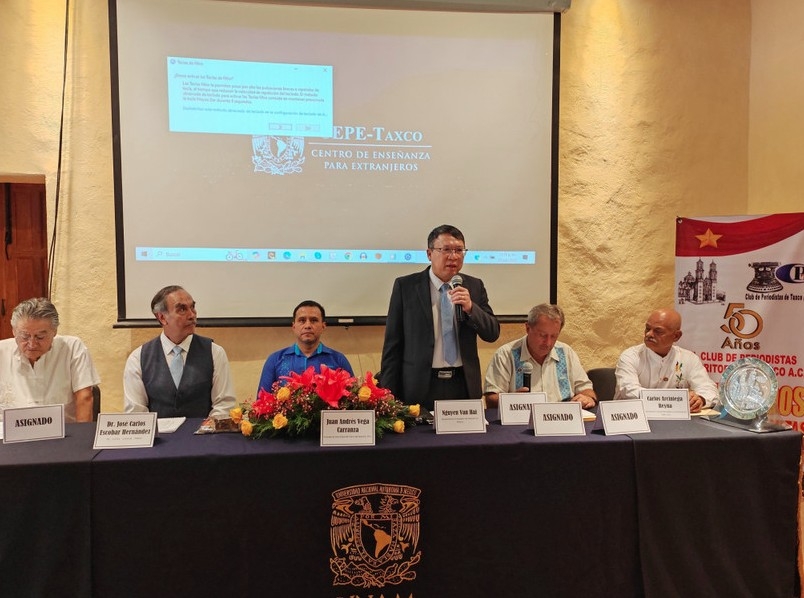 Vietnamese Ambassador to Mexico Nguyen Van Hai (centre) speaks at the seminar entitled “Vietnam towards a new era of development” in the city of Taxco (Photo: VNA)