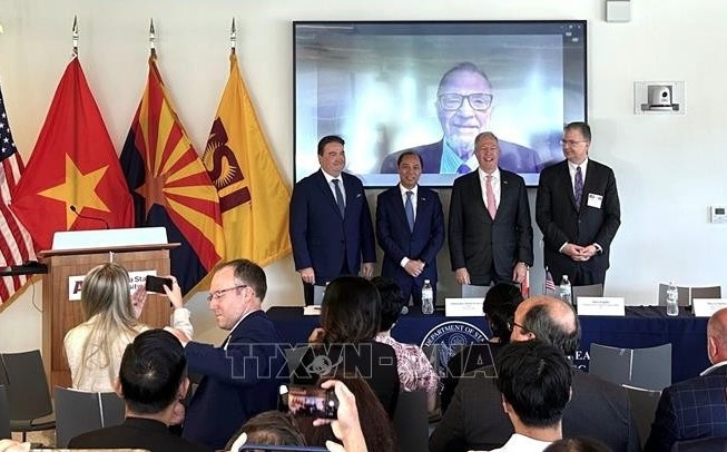 Vietnamese Ambassador to the US Nguyen Quoc Dung (second from left) and the US ambassadors through different periods at the seminar. (Photo: VNA)
