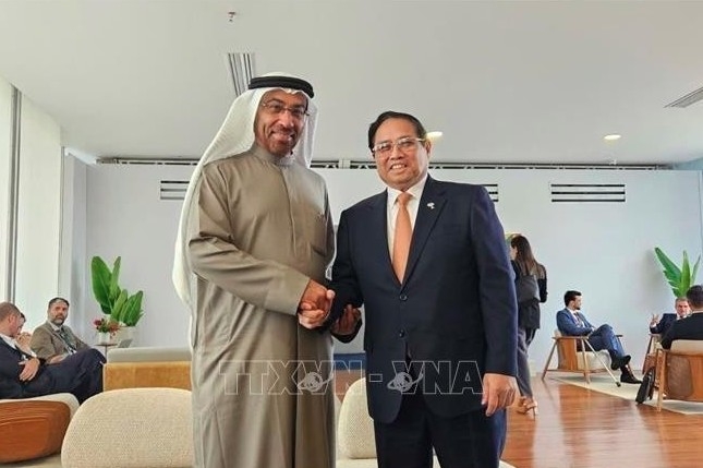 Prime Minister Pham Minh Chinh (R) meets with UAE Minister of State for Foreign Affairs Ahmed Ali Bin Al Sayegh in Rio de Janeiro on July 7 (Photo: VNA)