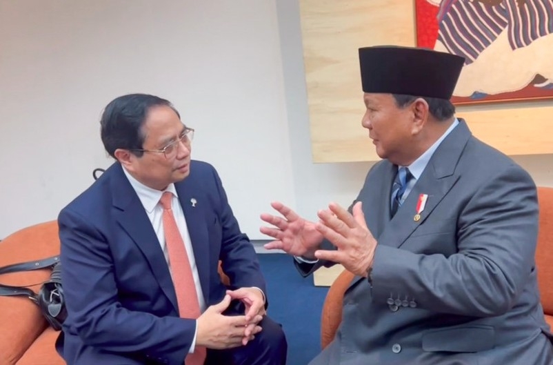 Vietnamese Prime Minister Pham Minh Chinh (L) has a meeting with Indonesian President Prabowo Subianto in Rio de Janeiro, Brazil on July 7 (local time) on the sidelines of the expanded BRICS Summit 2025. (Photo: VNA)