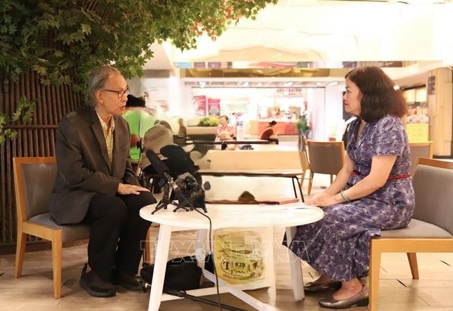 Thai scholar Kavi Chongkittavorn (L) in an interview with the Vietnam News Agency's resident correspondent in Bangkok. (Photo: VNA)