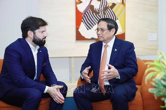 Prime Minister Pham Minh Chinh (R) meets with Chilean President Gabriel Boric Font in Rio de Janeiro on July 7 (Photo: VNA)