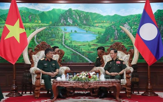 Lao Defence Minister Senior Lieutenant General Khamliang Outhakaysone receives Lieutenant General Nguyen Van Hien, Deputy Minister of National Defence of Vietnam (Photo:VNA)