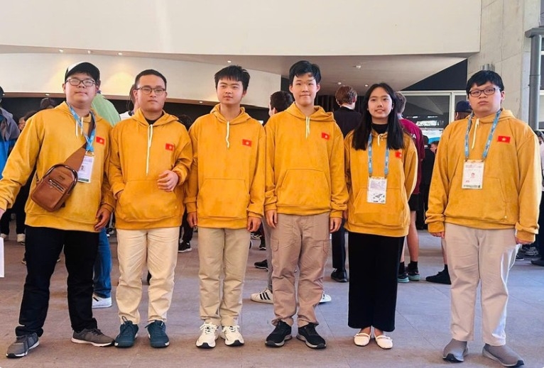 Six Vietnamese students at the 66th International Mathematical Olympiad 2025 (Photo: MoET)