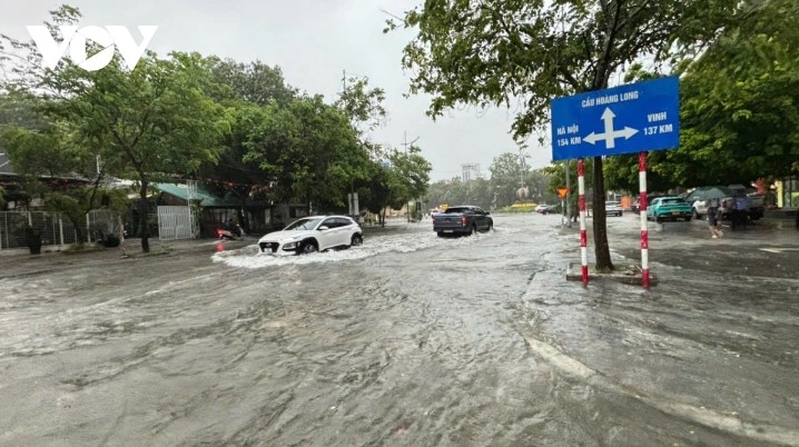 Heavy rain causes localized flooding on several roads in northern Thanh Hoa province