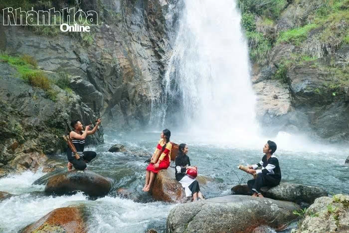 Ta Gu Waterfall is praised as cornerstones of sustainable tourism. (Photo: baokhanhhoa.vn)