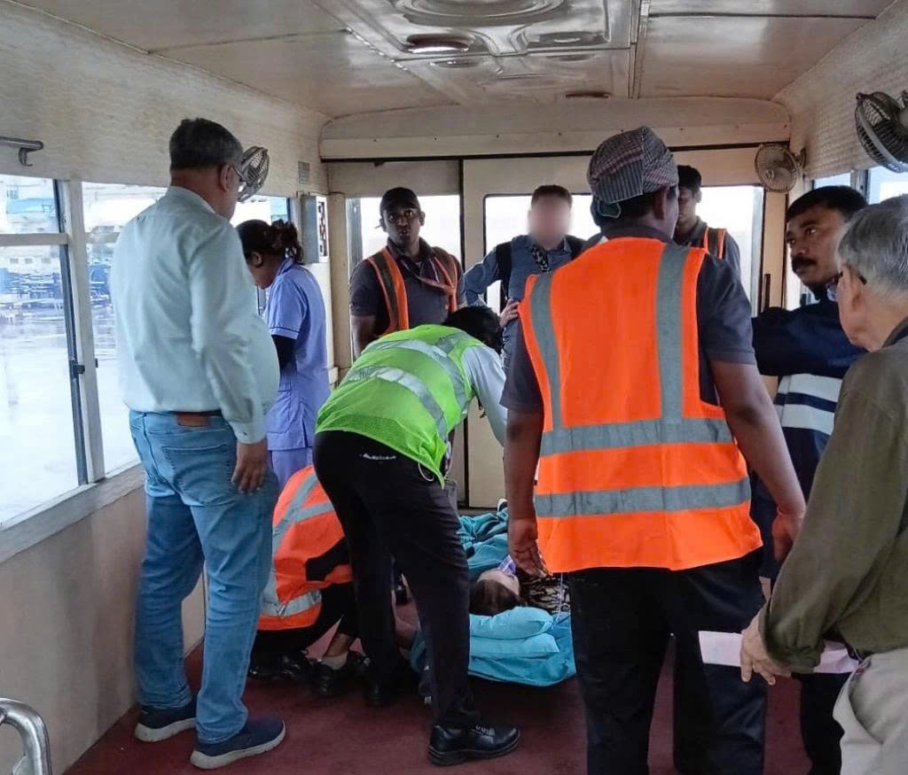 The Danish passenger has been disembarked at Kolkata Airport for emergency medical treatment. (Photo: Vietnam Airlines)