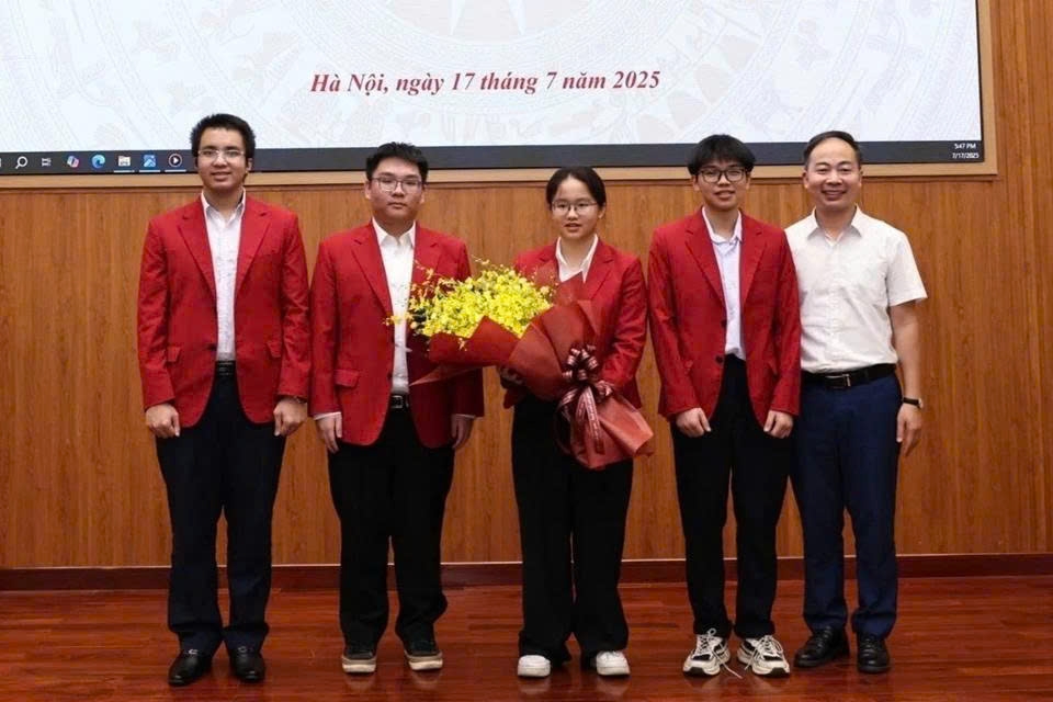 The four Vietnamese students at the send-off ceremony. (Photo: HNUE)