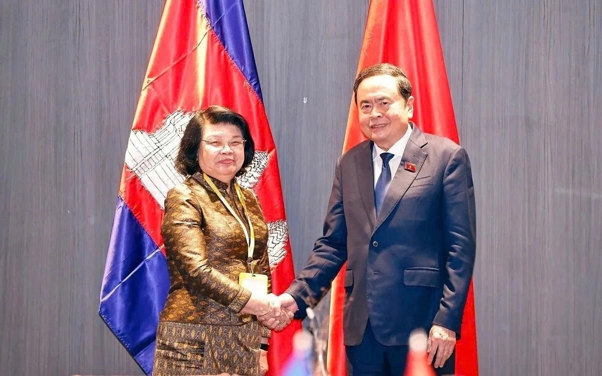 Vietnamese National Assembly Chairman Tran Thanh Man (R) and Cambodian National Assembly President Khuon Sudary in Geneva on July 29