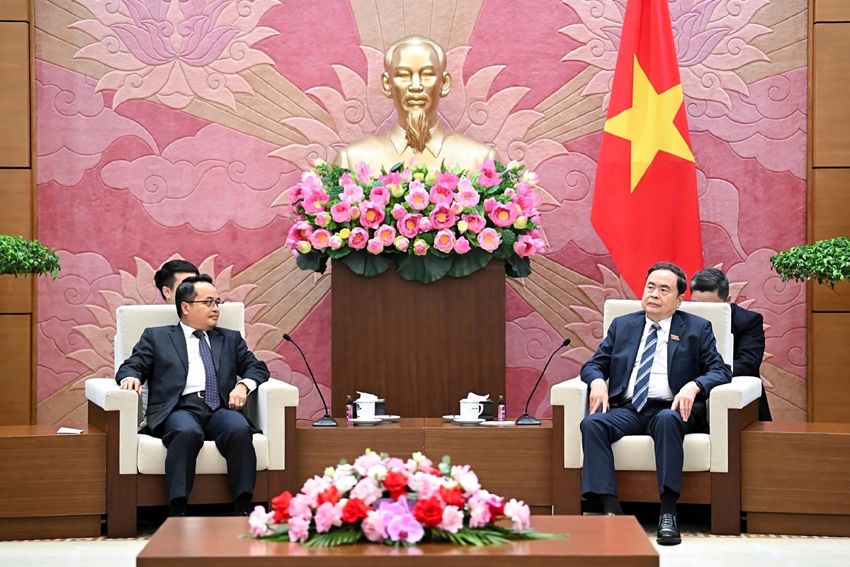 Vietnamese National Assembly Tran Thanh Man (R) during his reception for Viengthavisone Thephachanh, chairman of Laos’ State Audit Organisation, in Hanoi on July 17. (Photo: quochoi.vn)