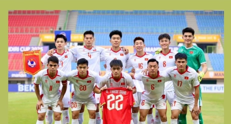U23 players hold up Thanh Nhan’s jersey in touching gesture