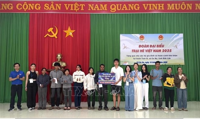 Vietnamese students in Poland present charity gifts to disadvantaged locals (Photo: VNA)