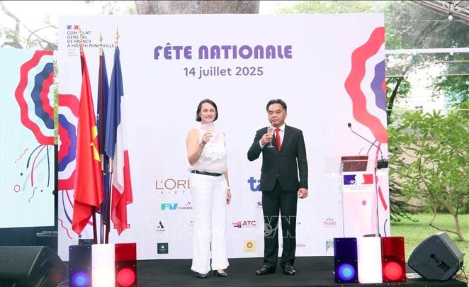 Vice Chairman of the Ho Chi Minh City People’s Committee Nguyen Loc Ha and French Consul General in Ho Chi Minh City Emmanuelle Pavillon-Grosser raise a toast to celebrate Bastille Day.
(Photo:VNA)