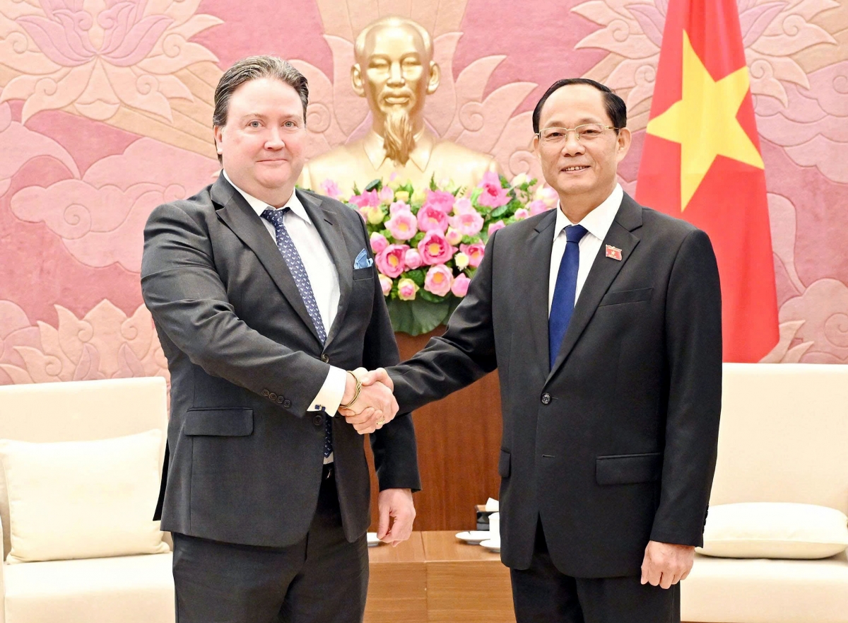 Vice Chairman of the National Assembly Tran Quang Phuong (R) receives US Ambassador Marc E. Knapper in Hanoi on July 21. (Photo: MOFA)