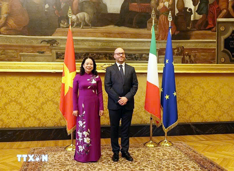 Vietnamese Vice President Vo Thi Anh Xuan (L) and President of the Italian Chamber of Deputies Lorenzo Fontana pose for a photo ahead of their talks in Rome on June 30. (Photo: VNA)