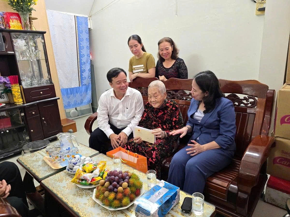 Vice President Vo Thi Anh Xuan visits Heroic Vietnamese Mother Le Thi Chi in Ca Mau province