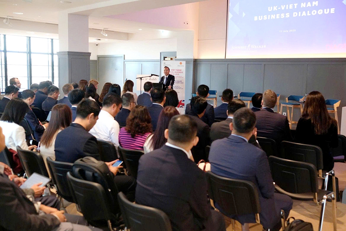 Vietnamese Deputy Minister of Industry and Trade Nguyen Hoang Long speaks at the forum. (Photo: MoIT)