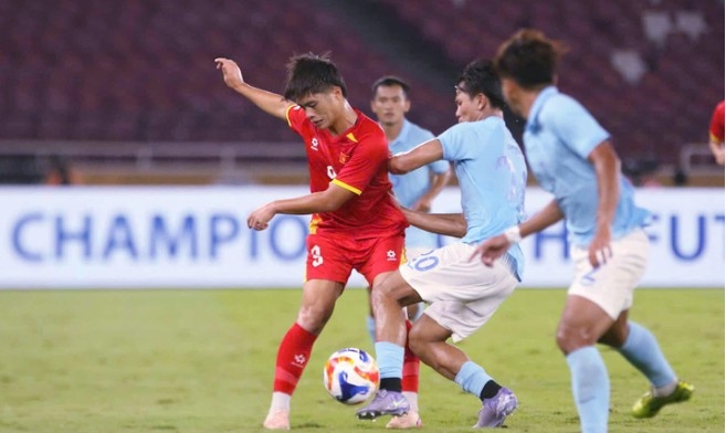Vietnam U23 struggle against Cambodia U23 (Photo: VFF)