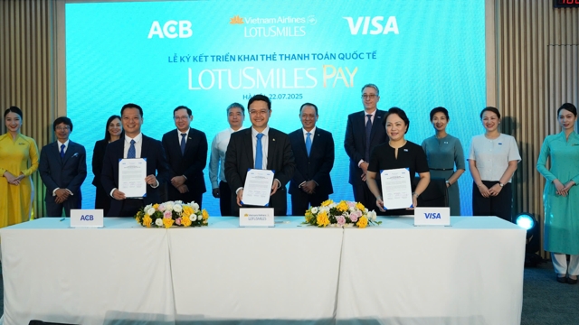 Vietnam Airlines partners with ACB and Visa Inc. to launch Lotusmiles Pay. (Photo courtesy of Vietnam Airlines)