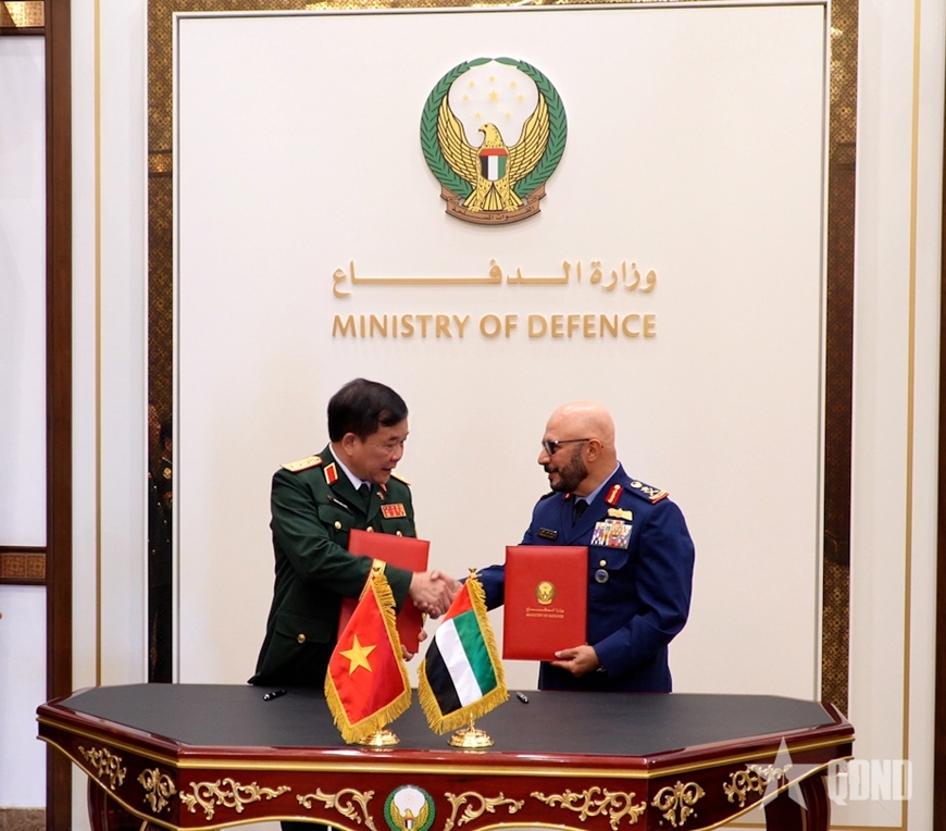Lieutenant General Ibrahim Nasser Al-Alawi (R), Deputy Minister of Defence of the UAE, and Senior Lieutenant General Hoang Xuan Chien, Deputy Minister of National Defence of Vietnam, exchanged the signed document. (Photo: PANO)